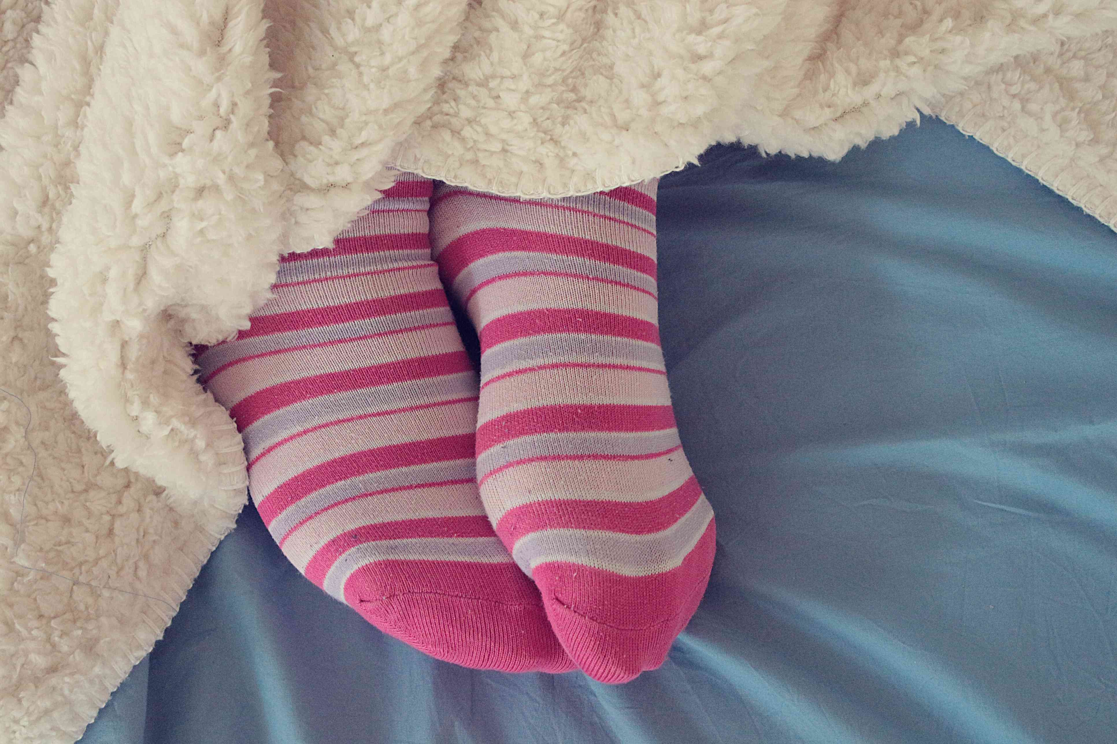 К чему снятся носки во сне. Ножки в розовых носочках. Женщина в носках. Женщины в розовых носках. Ноги в носках под одеялом.