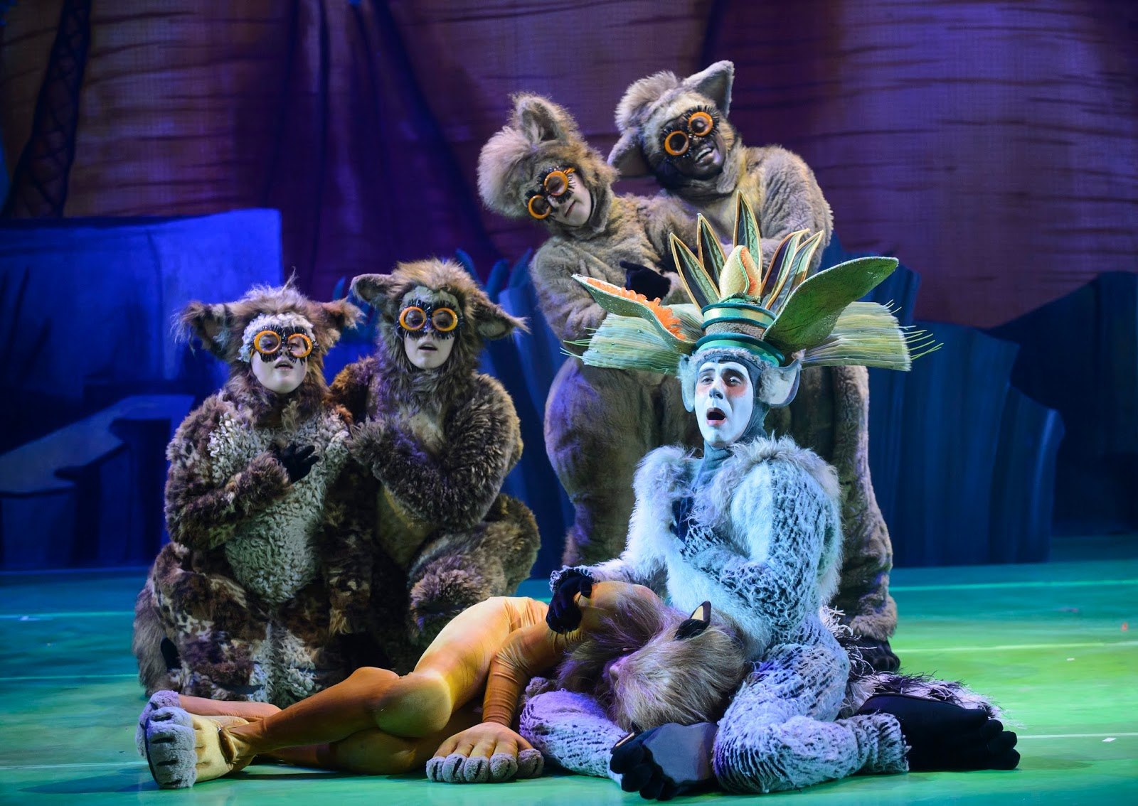 Animals theatre. Театральные костюмы животных. Мадагаскар театр. Мадагаскар спектакль. Костюм Мадагаскар.