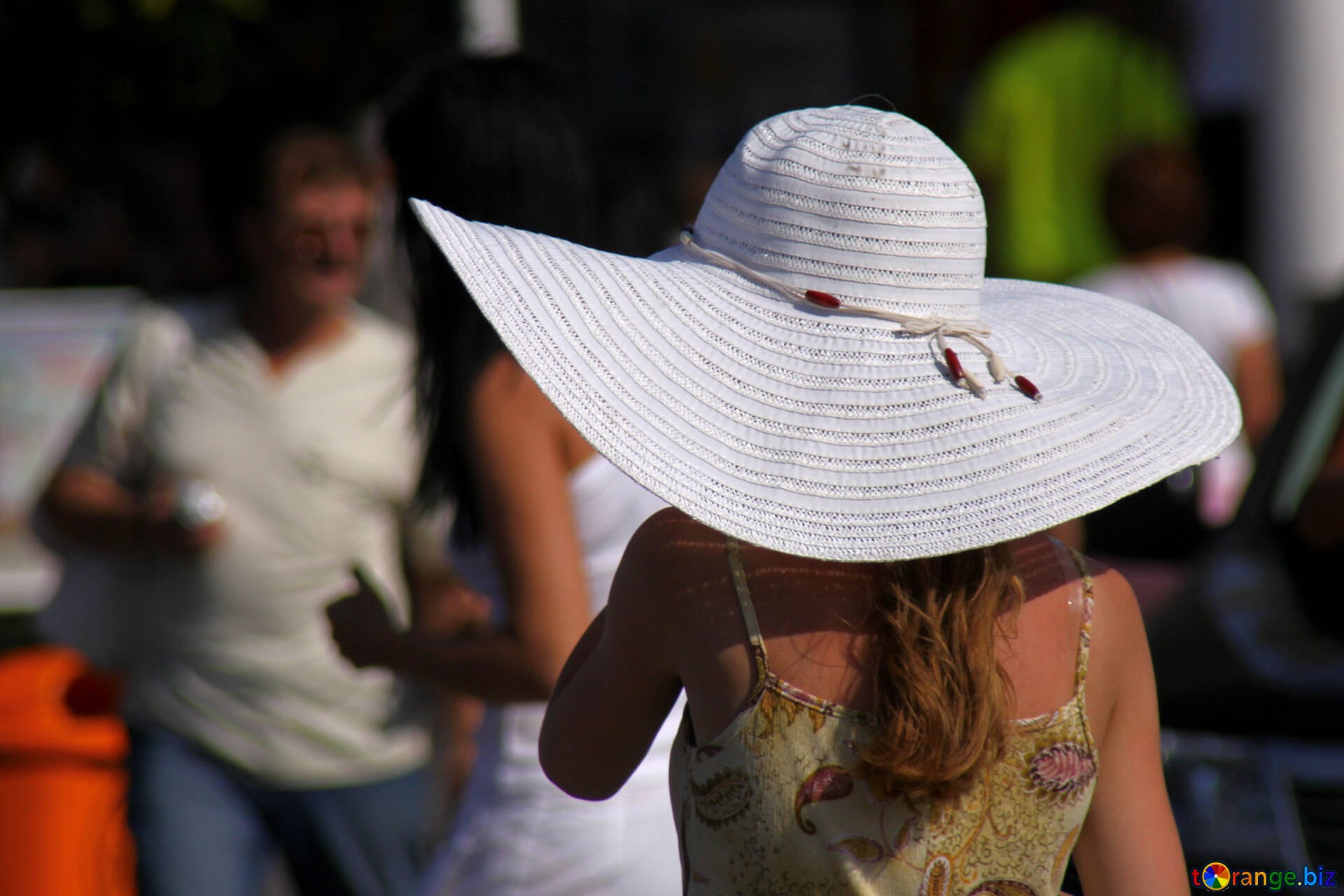 Вызывающая шляпа. Белая шляпа с широкими полями. Белая летняя шляпа. Шляпы от жары. Женщина в белой шляпе.