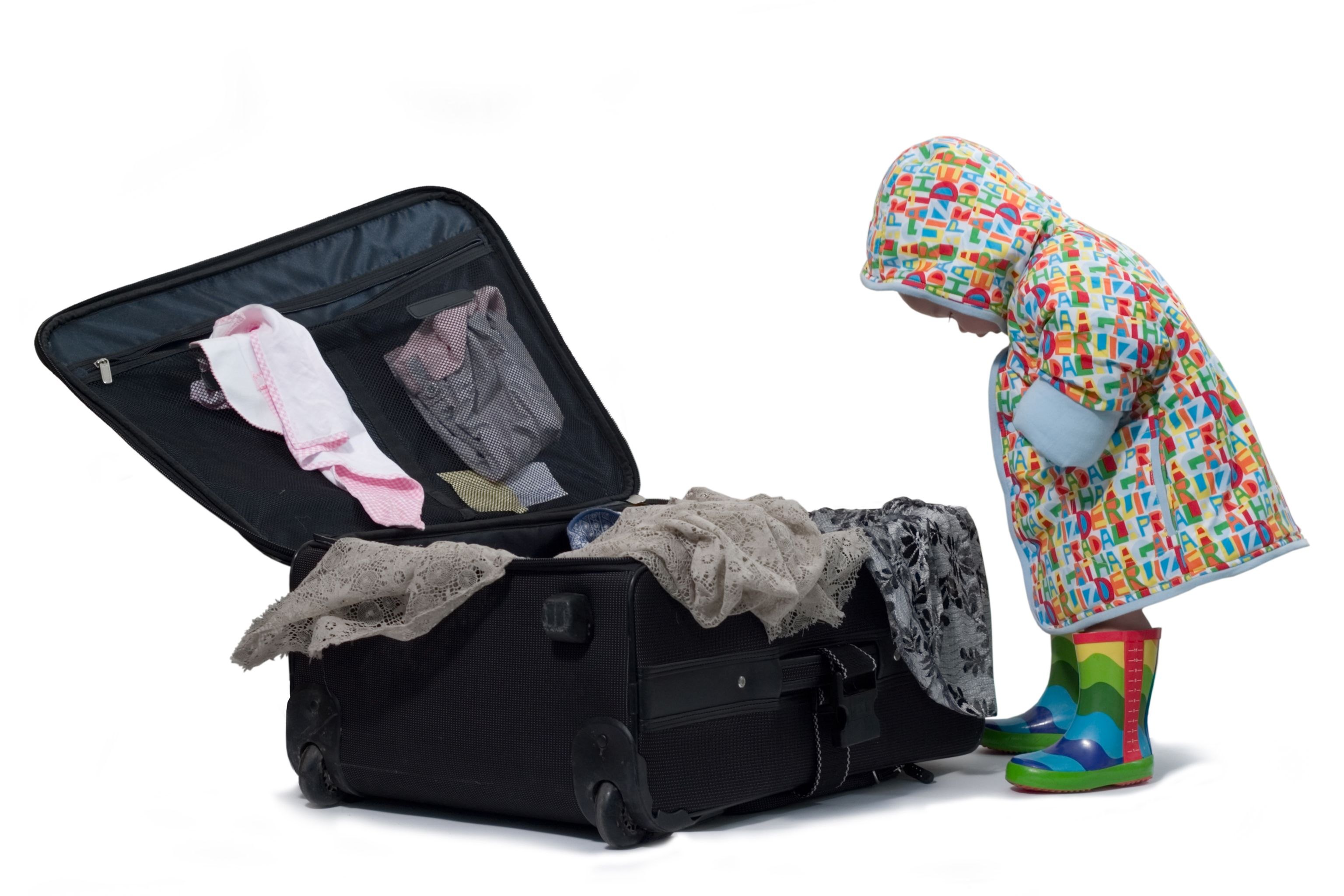 Брать детей в путешествия. Вещи в поездку. Чемодан с вещами. Одежда в чемодане. Чемодан с детскими вещами.