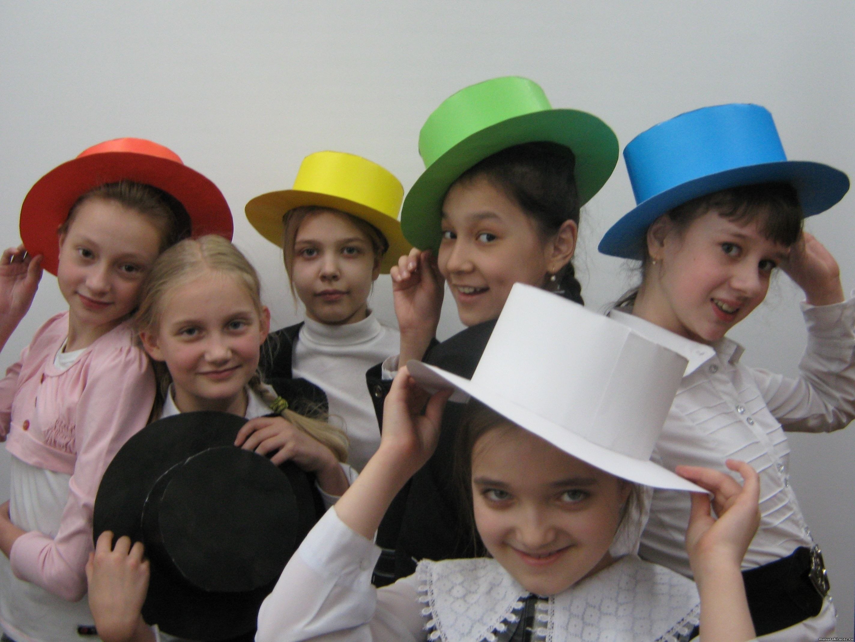 Игра шляпа на выпускном в детском. 6 Шляп Боно методика. Шляпы де Боно. Шесть шляп Боно в школе. Прием критического мышления 6 шляп.