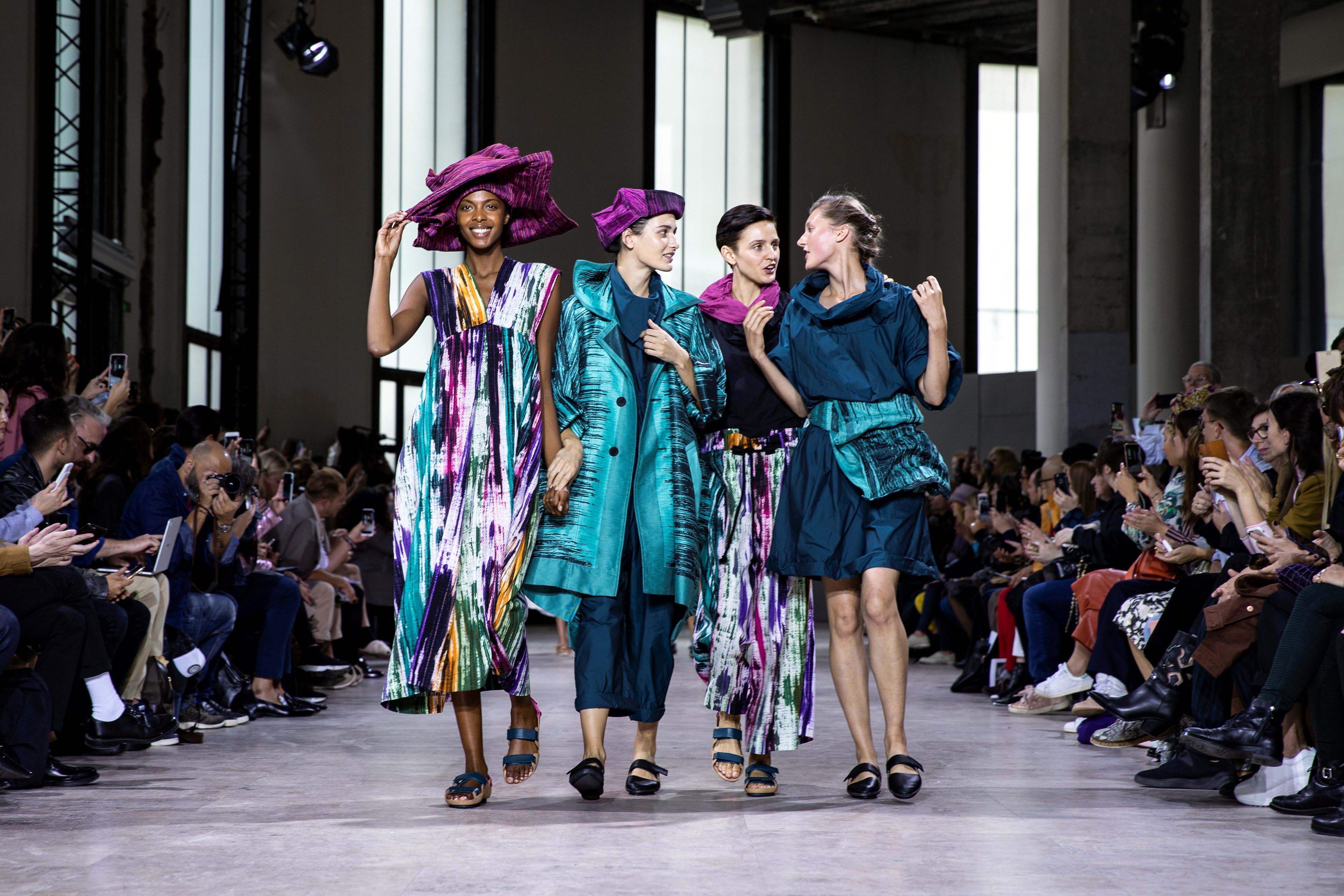 Ассоциация моды фонтейна занимается организацией модного показа. Парижская неделя моды 2021. Модный показ в Париже. Мода Франции 2022. Показ высокой моды в Париже.