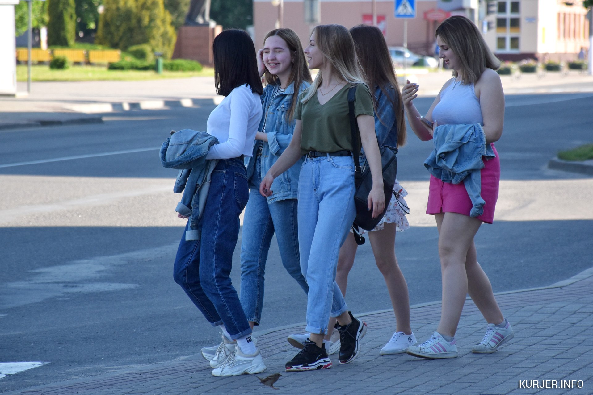 Сегодня подростков. Современная молодежь. Мода молодежи. Девочки подростки на улице. Во что одевается современная молодежь.