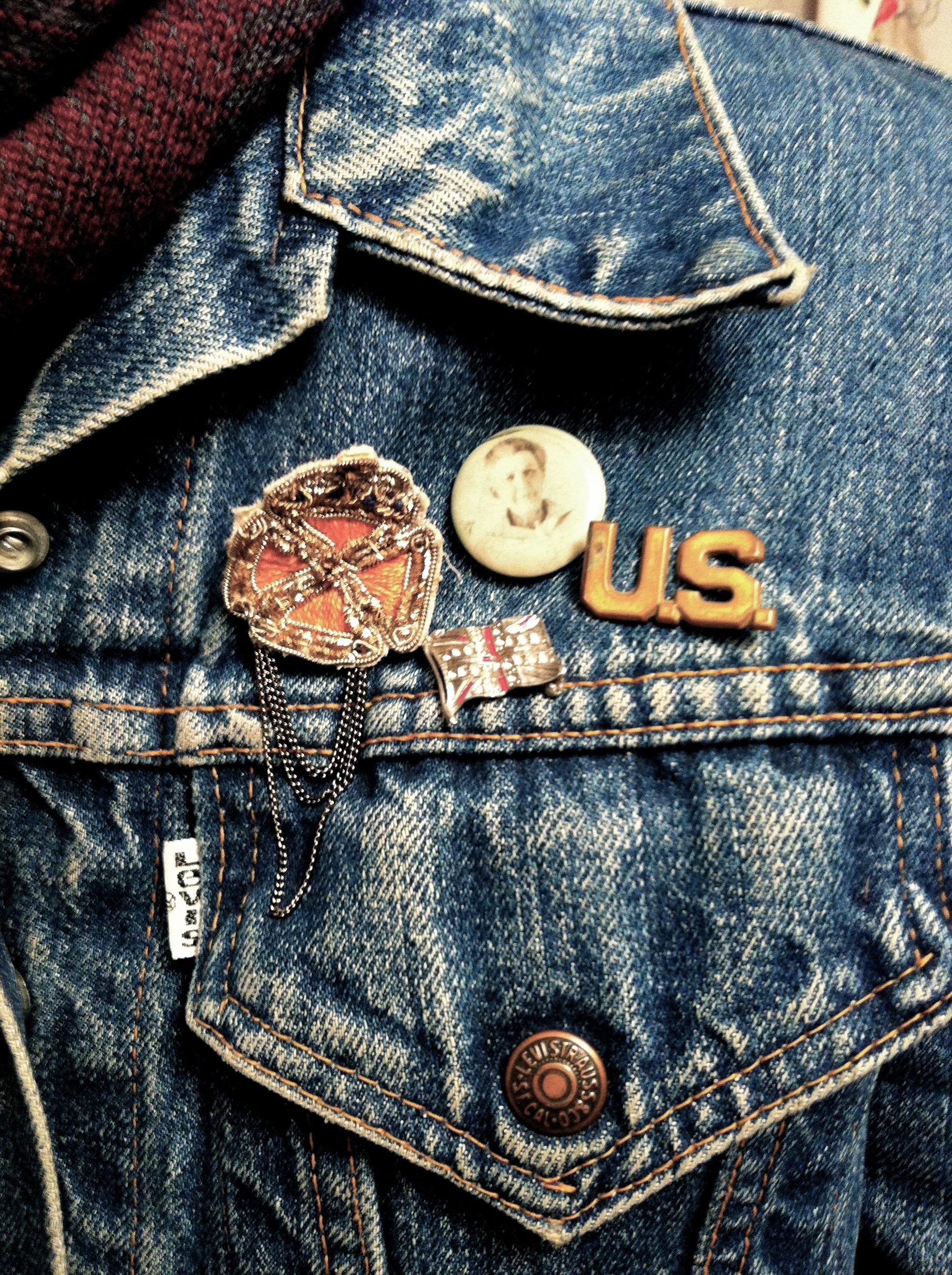 Винтажные джинсы. Levis Jeans Jacket Pins. Джинсы Эстетика. Джинсы в винтажном стиле.