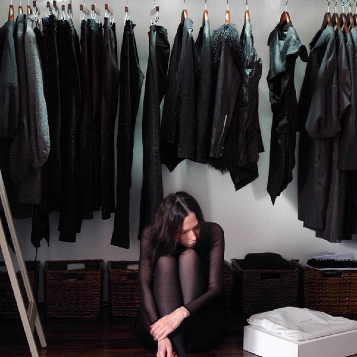Черный шкаф для одежды