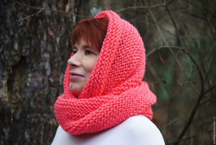 Женщина за 50 в шарфе