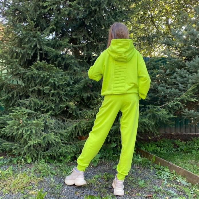 Салатовый спортивный костюм