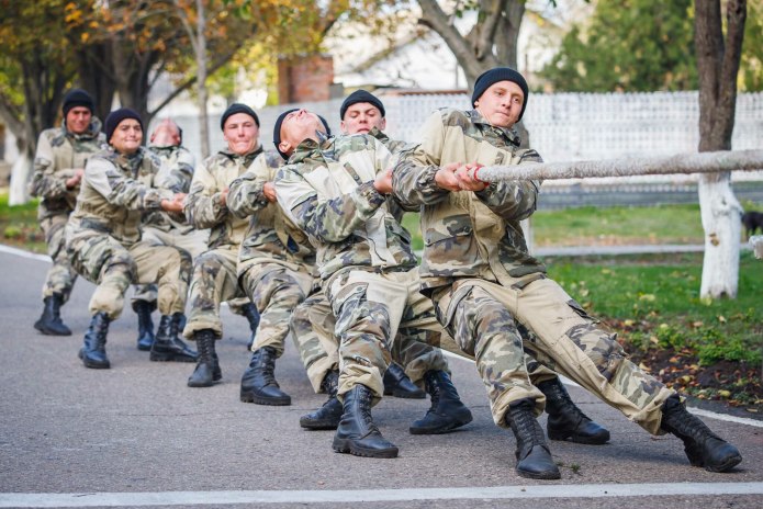 Спортивные девушки в военной форме