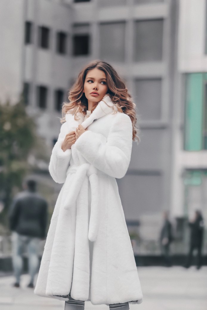 Маргарита Цельсова в пальто