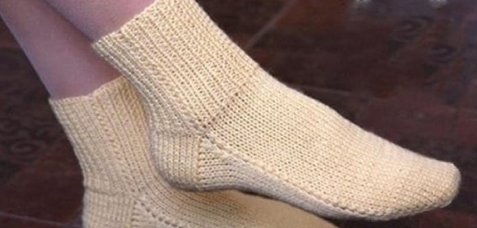 Вязаные спицами носочки на двух спицах