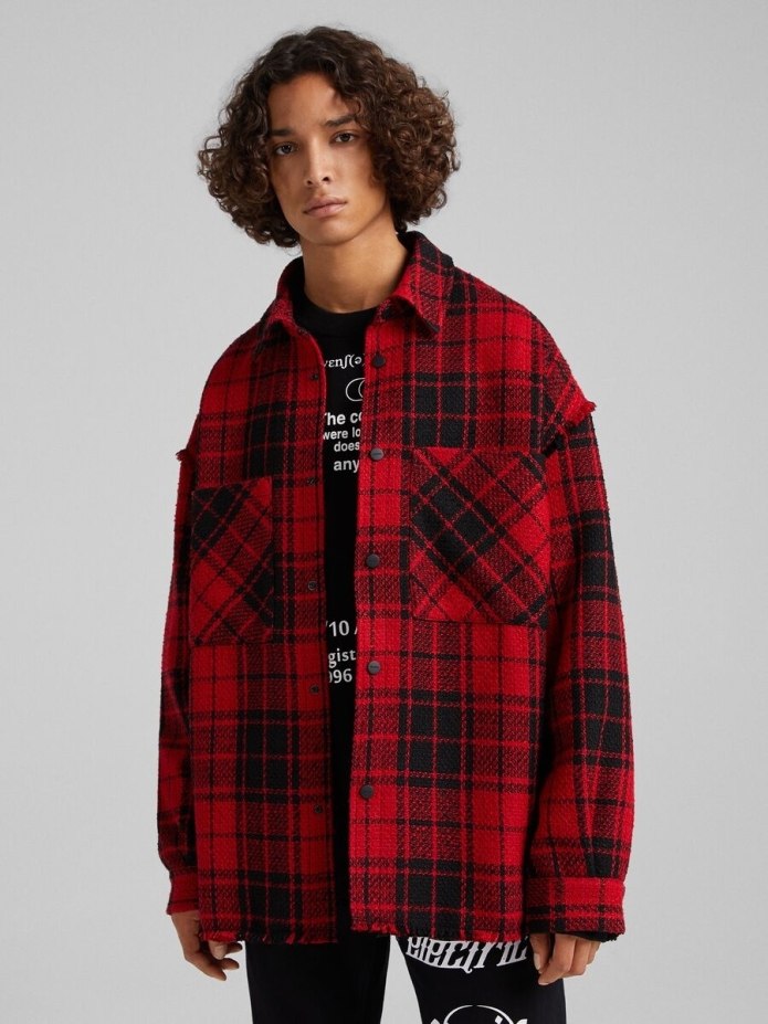 Пуховик с капюшоном и запахом цвета экрю Bershka