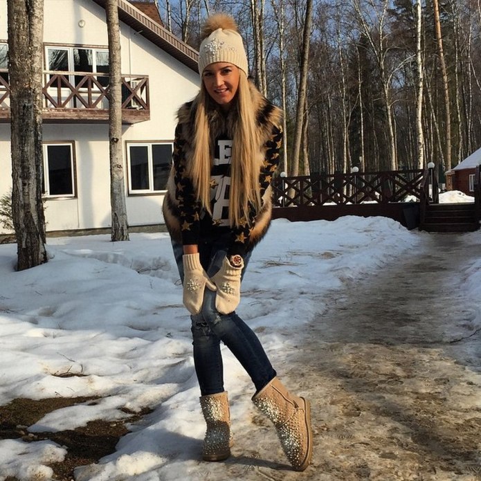 Девочка в уггах