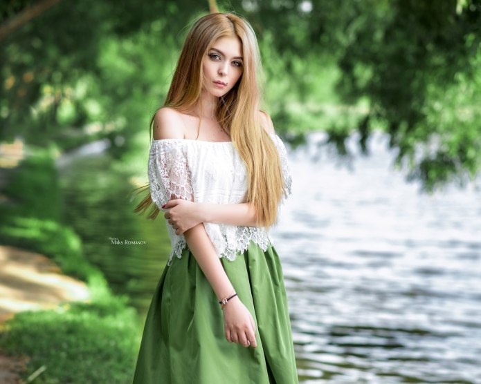 Девушка среди цветов