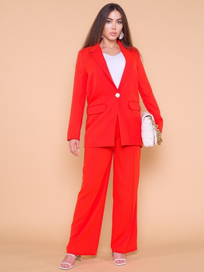 Красный брючный костюм в мелкую полоску