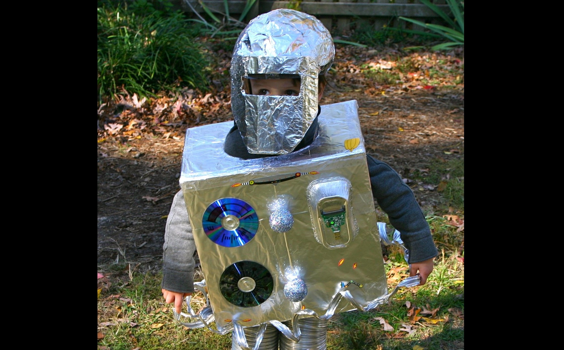 Скафандр космонавта своими руками. Костюм робота. Костюм робота для мальчика. Робот костюм для ребенка. Космические костюмы для детей.