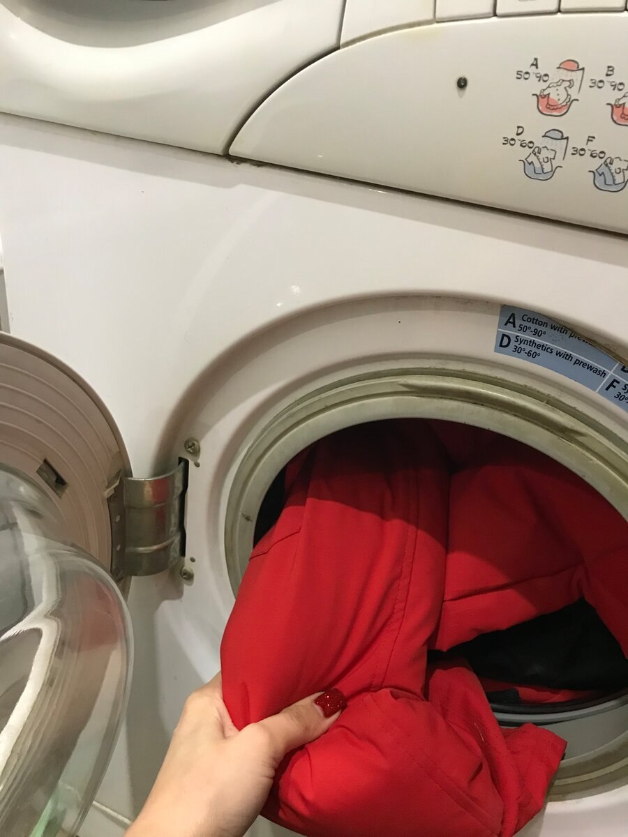 Стиральная машинка сбилась. Пуховик в стиральной машине. Стирка пуховика. Стирать пуховик в стиральной машине. Красный пуховик в стиральной машинке.