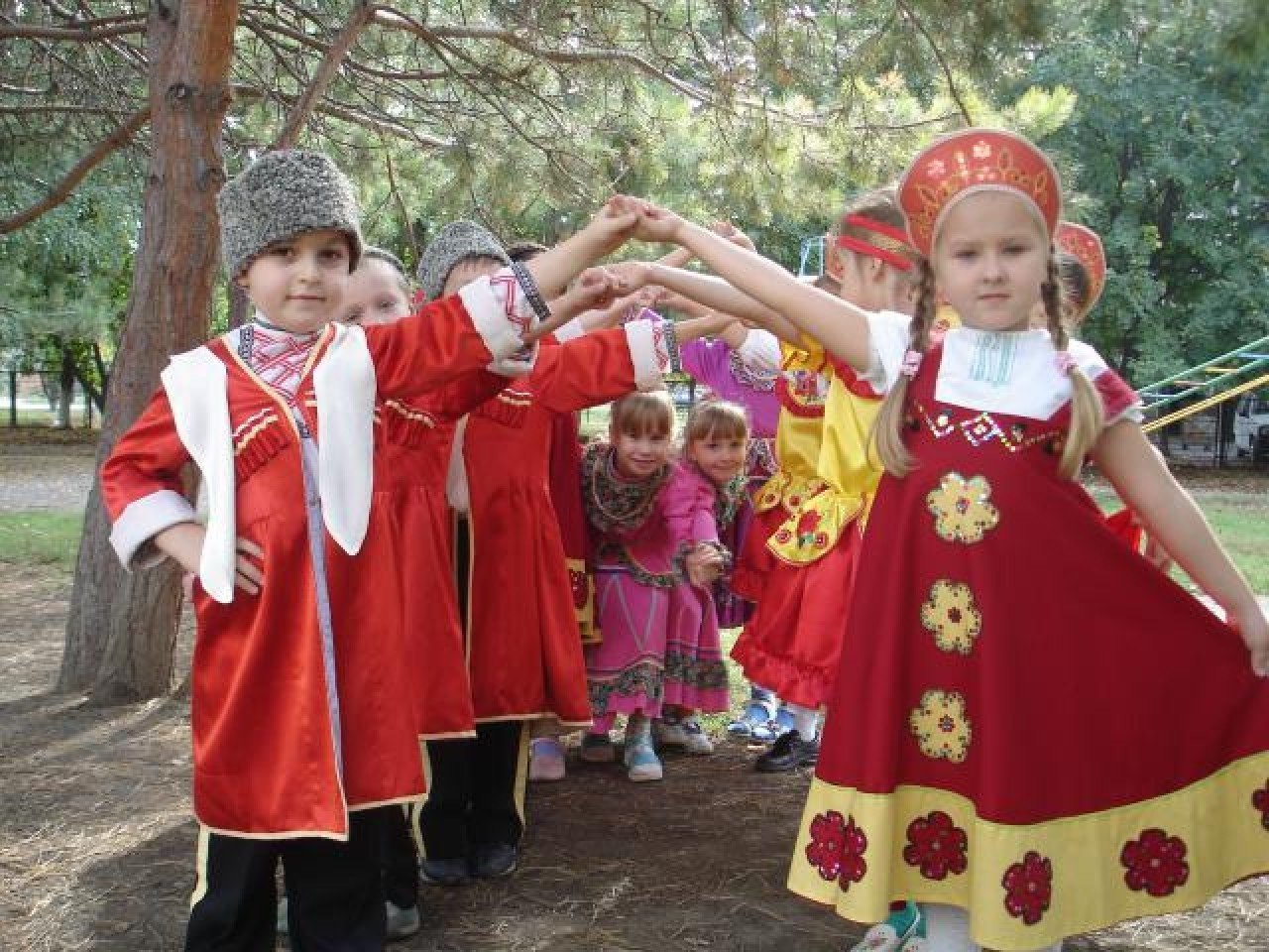 Русско народный в садике. Ручеёк игра народная. Дети в национальных костюмах. Игра ручка.