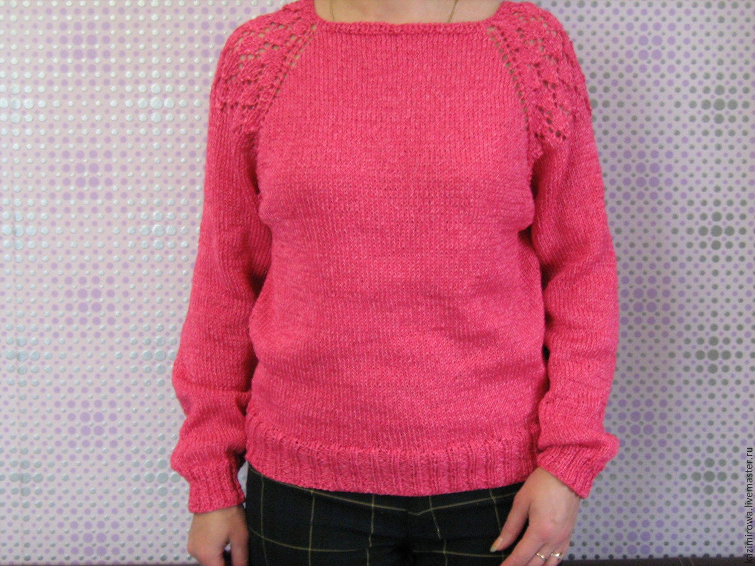 Песни розовый свитер. Красно розовый джемпер. Свитер фото. Розовый свитер с молнией простуда. Розовый свитер женский фото без человека.