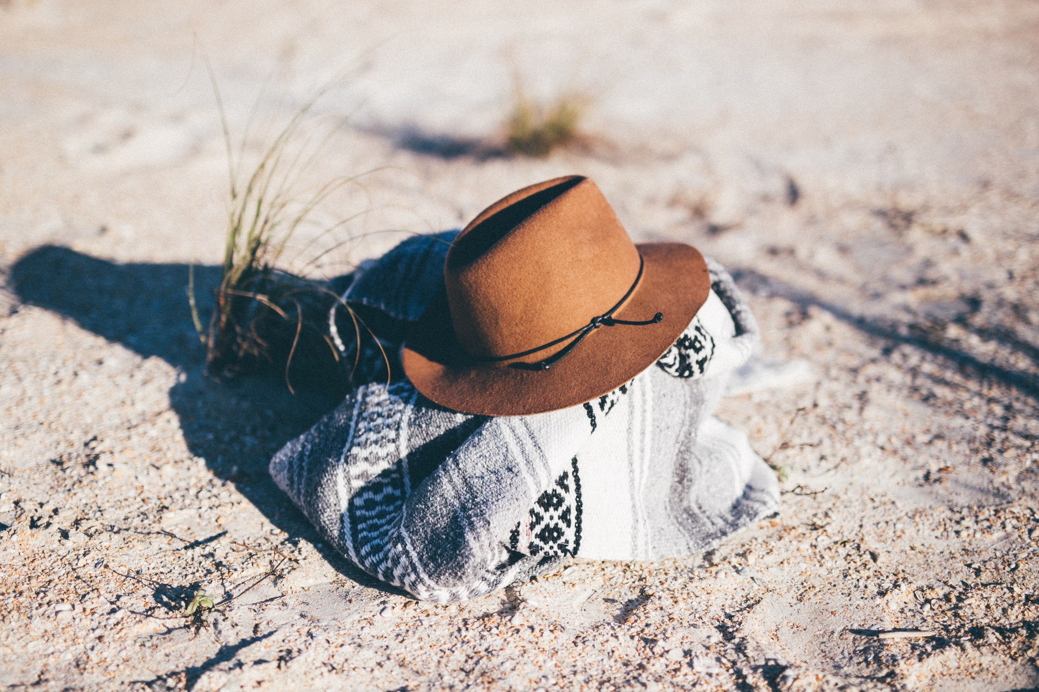 Обои шляпа. Шляпа. Шляпа на песке. Шляпа на море. Девушка в шляпе на пляже.