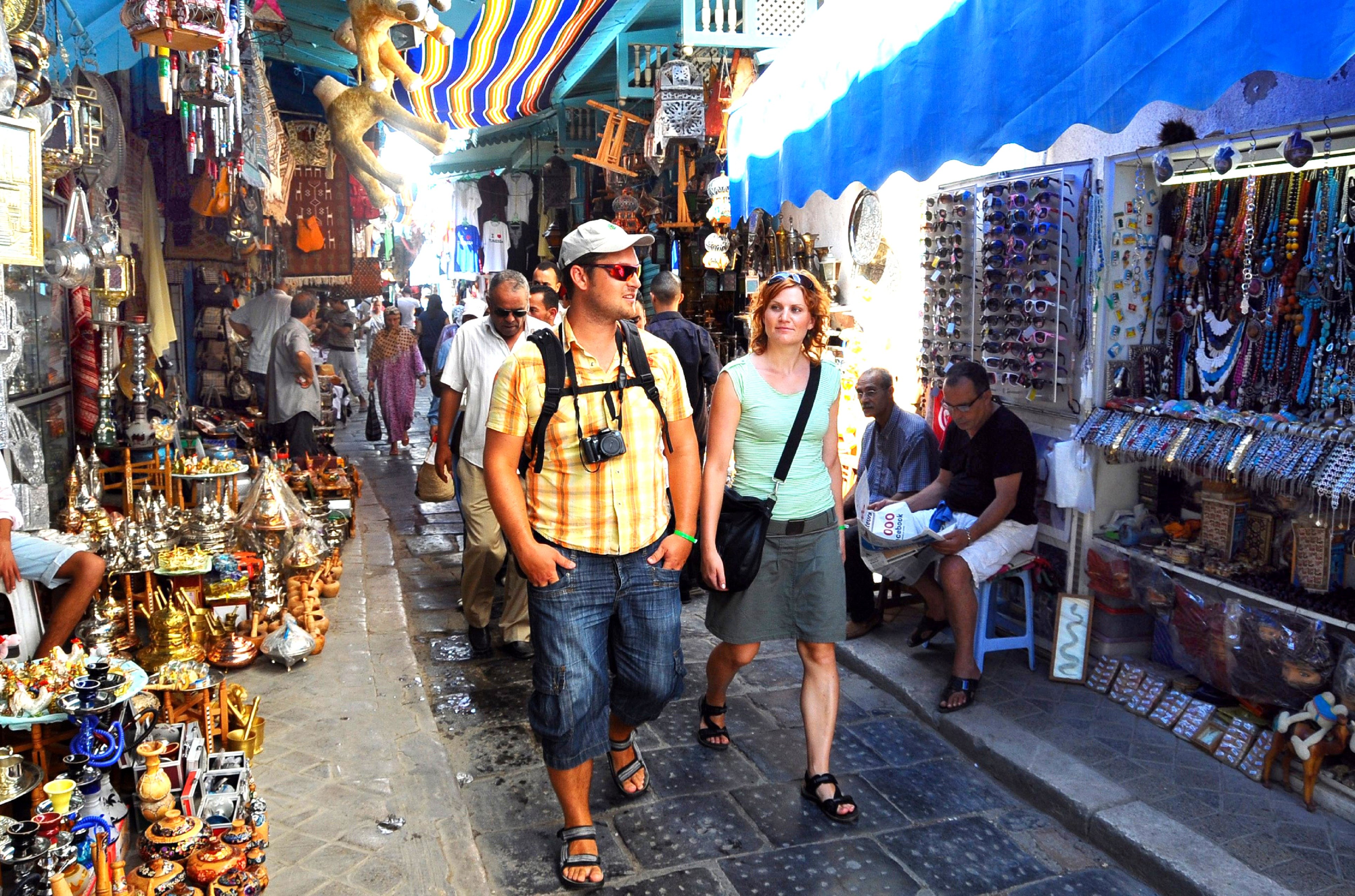 Туристы из россии в турции. Туристы в Турции. Тунис рынок. Тунис туристы. Марокко для туристов.