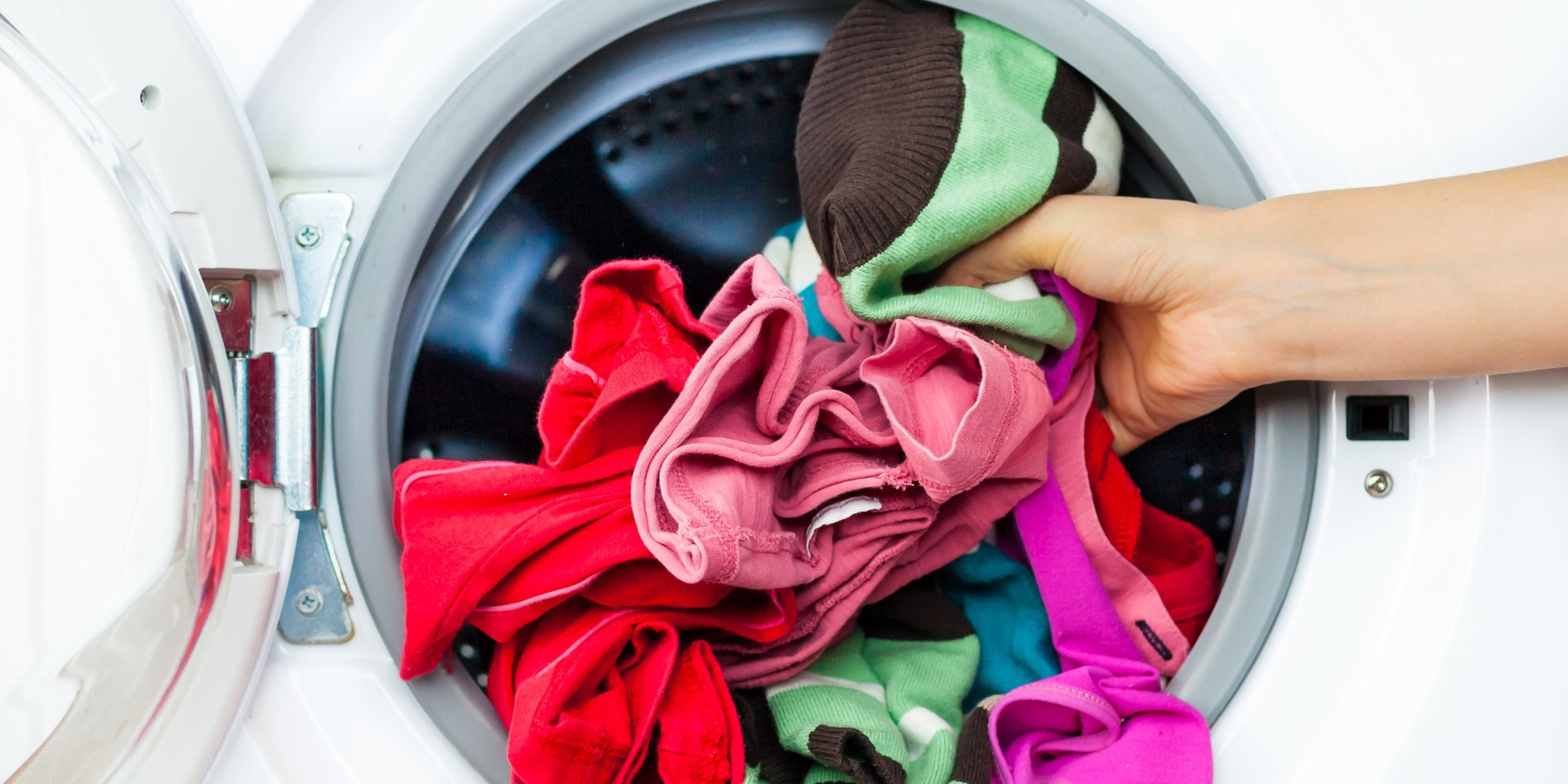 Можно ли стирать пальто в машинке стиральной. Одежда в стиральной машине. Стиральная машина c dtofcvb. Постиранные вещи. Цветные вещи в стиральной машине.