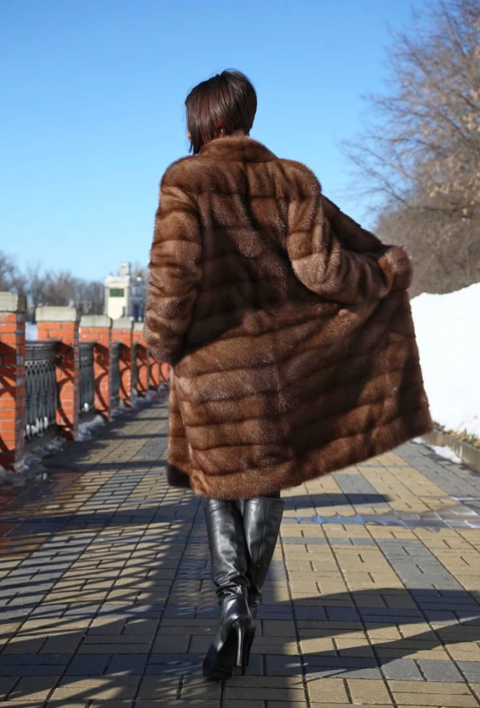 Девушка в норковой шубе со спины