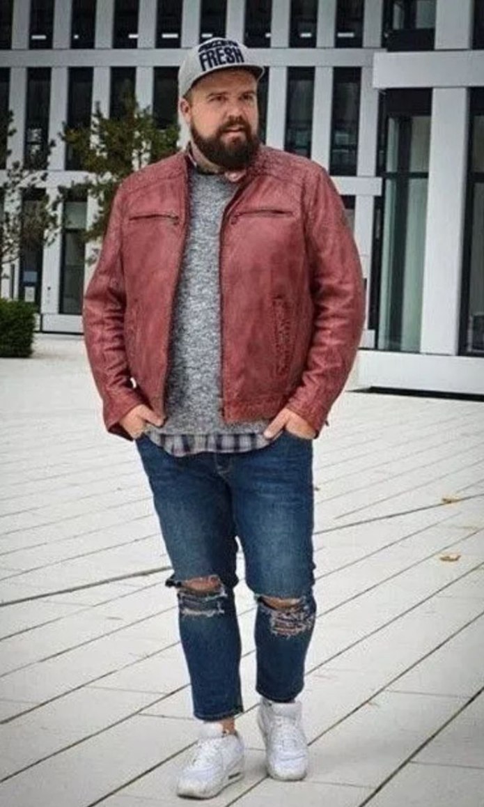 Полный мужчина в пиджаке