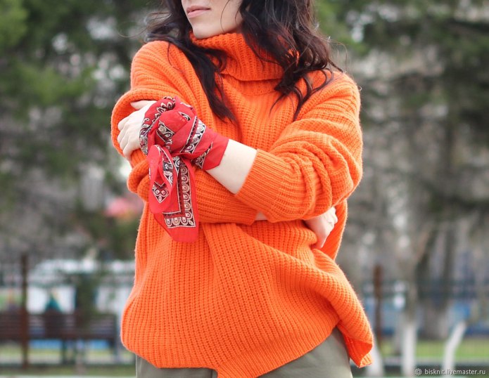 Яркий свитер женский