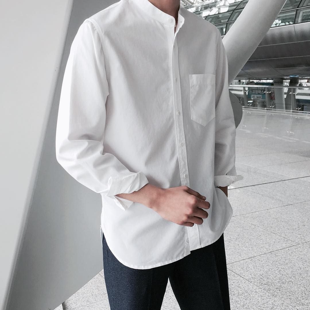 Белая рубашка на парне