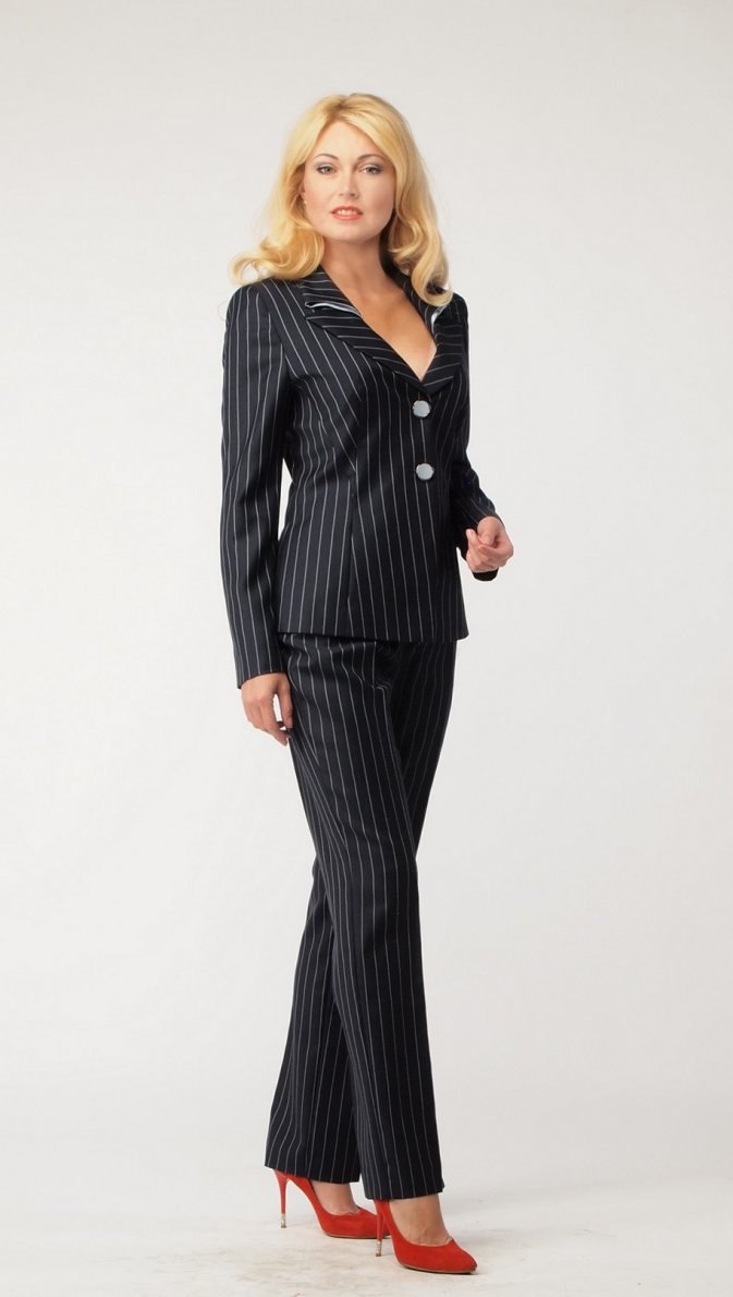 Женский костюм в тонкую полоску черный