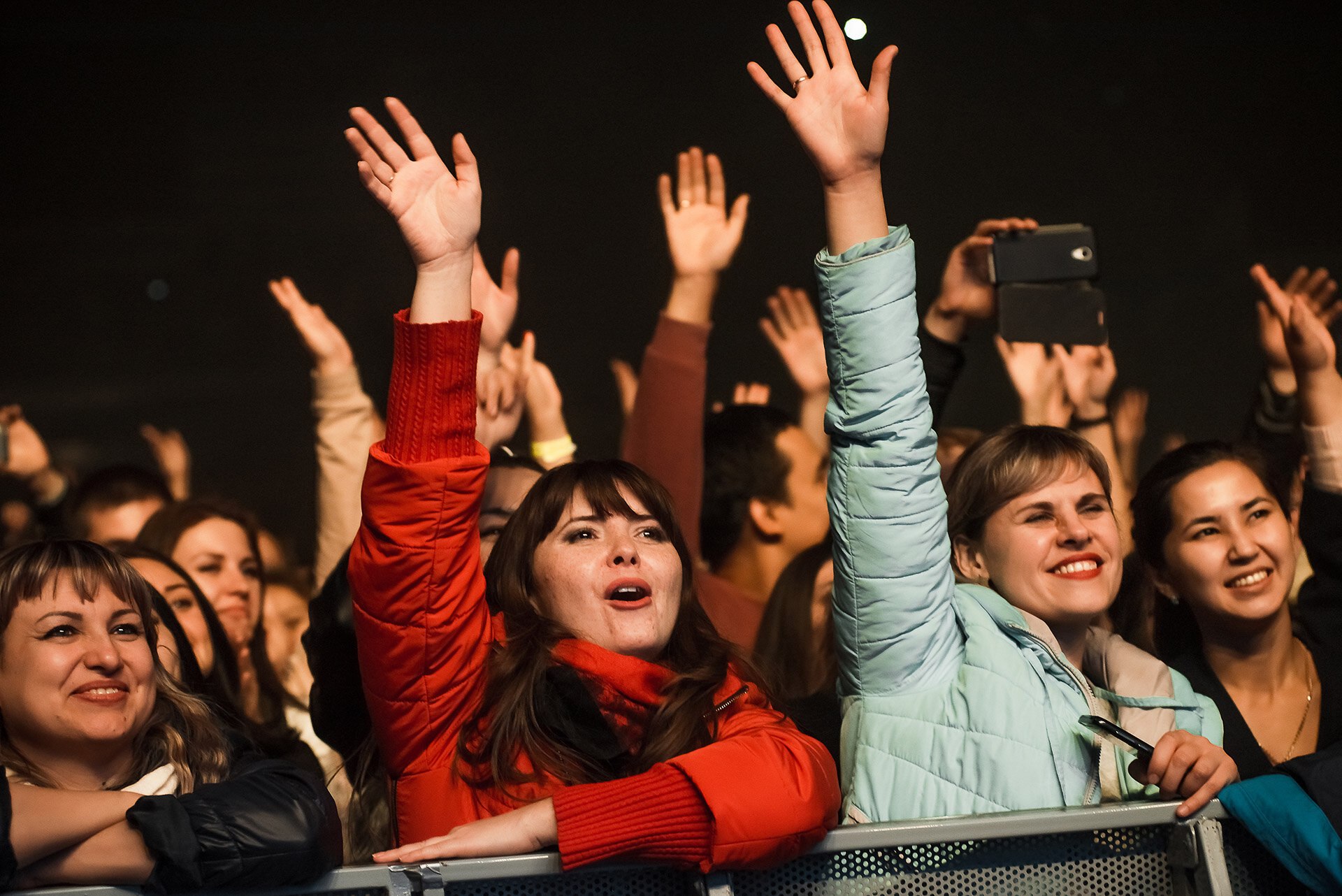 Как приходить на концерт. Прикид на концерт руки вверх. Руки на концерте. Образ на концерт руки вверх. Много женщин с поднятыми руками.