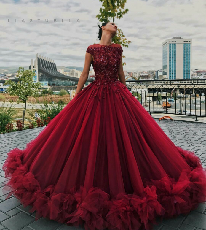 Красное пышное платье