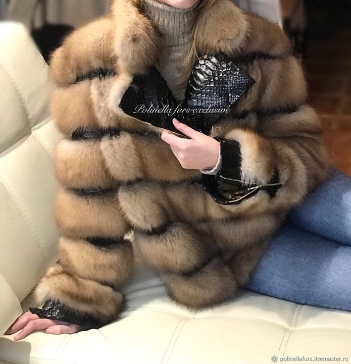 Бомбер из куницы с капюшоном