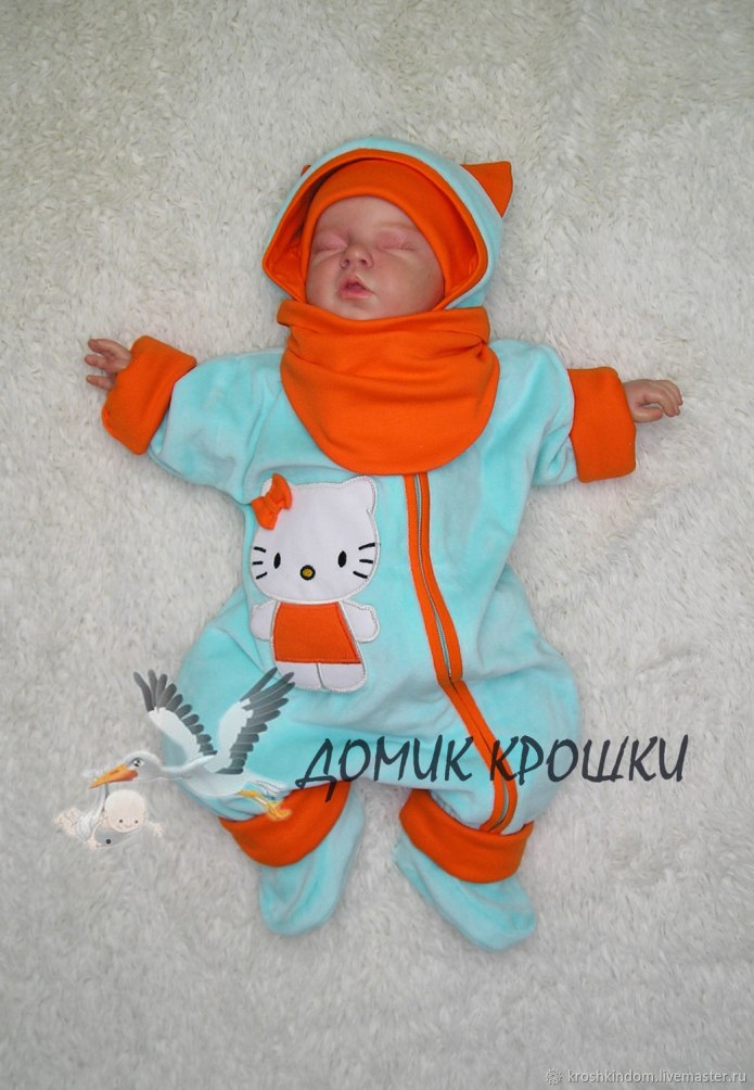 Малыш в оранжевом комбинезоне