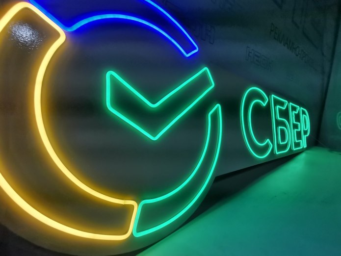 Яркая стильная одежда для девушек