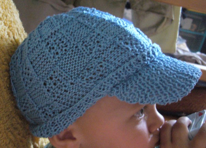 Кепка спицами с козырьком для мальчика