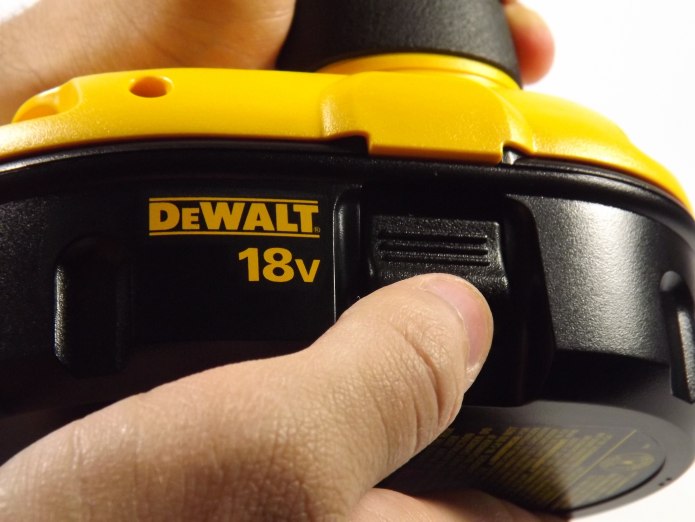 Замена аккумулятора DEWALT