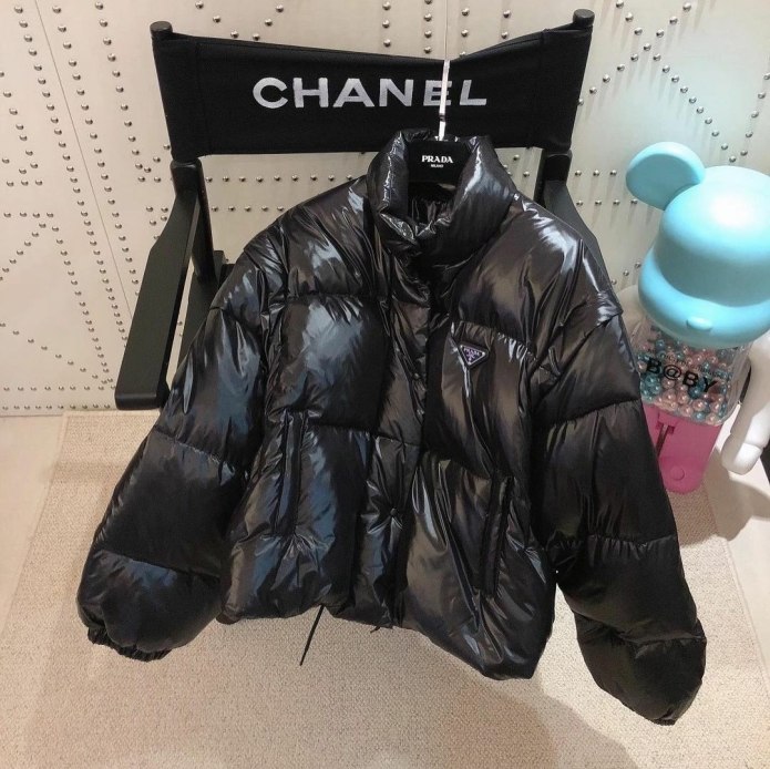 Черный пуховик Prada