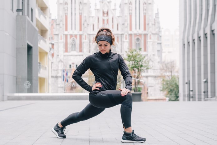 Спортсмен на пробежке осенью