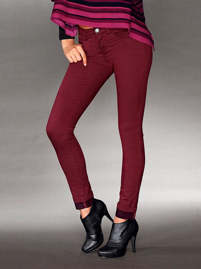 Как носить бордовые брюки женские