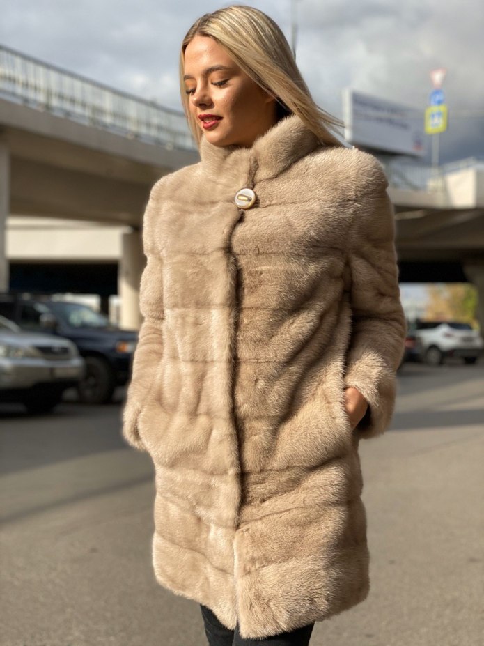 Бежевая шуба из искусственного меха
