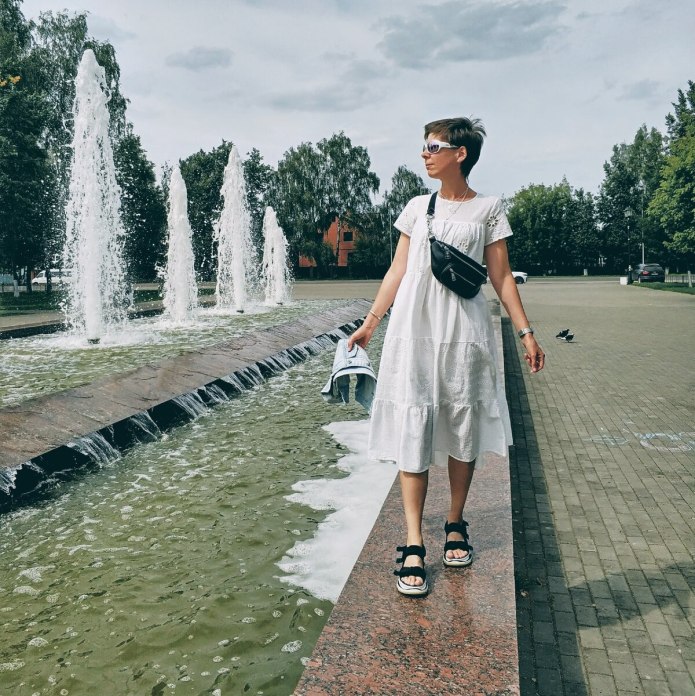 Она надела платье