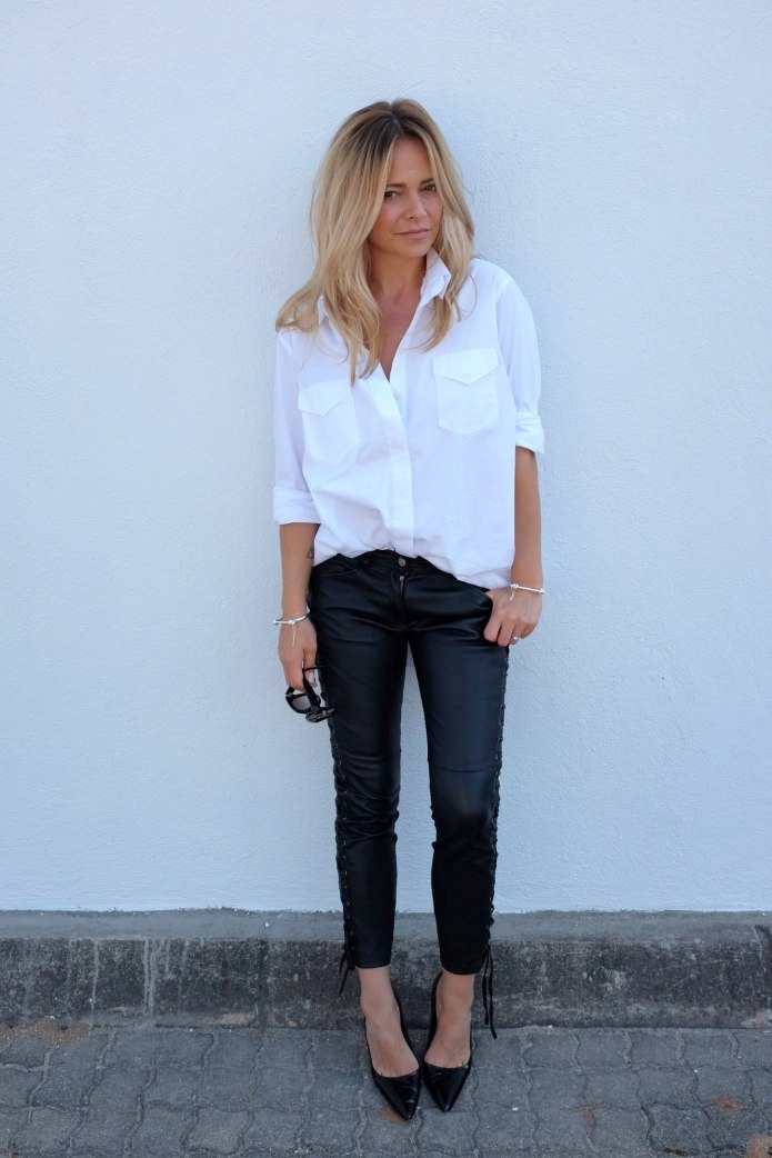 Кожаные штаны и белая рубашка