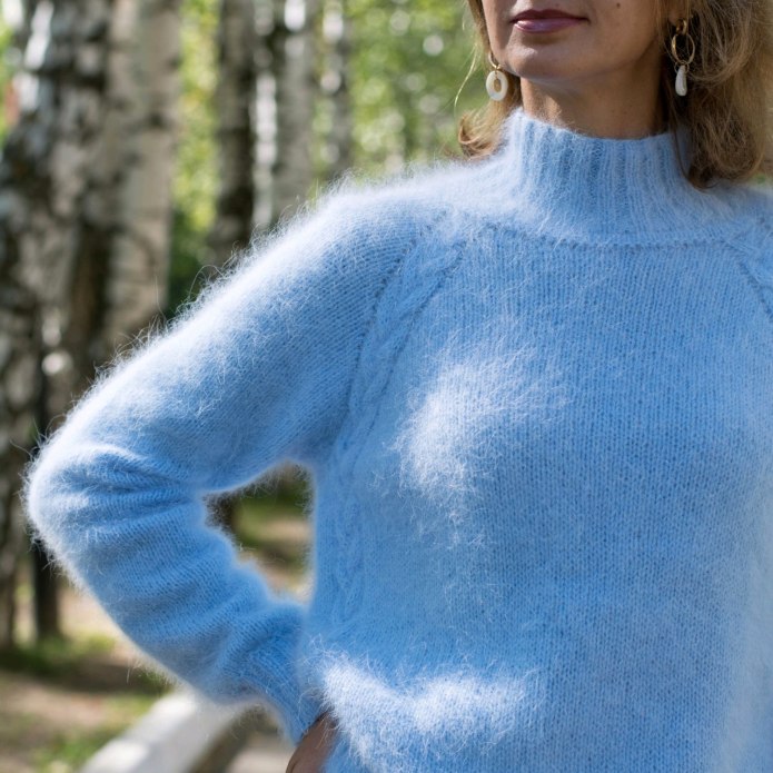 Пушистый свитер