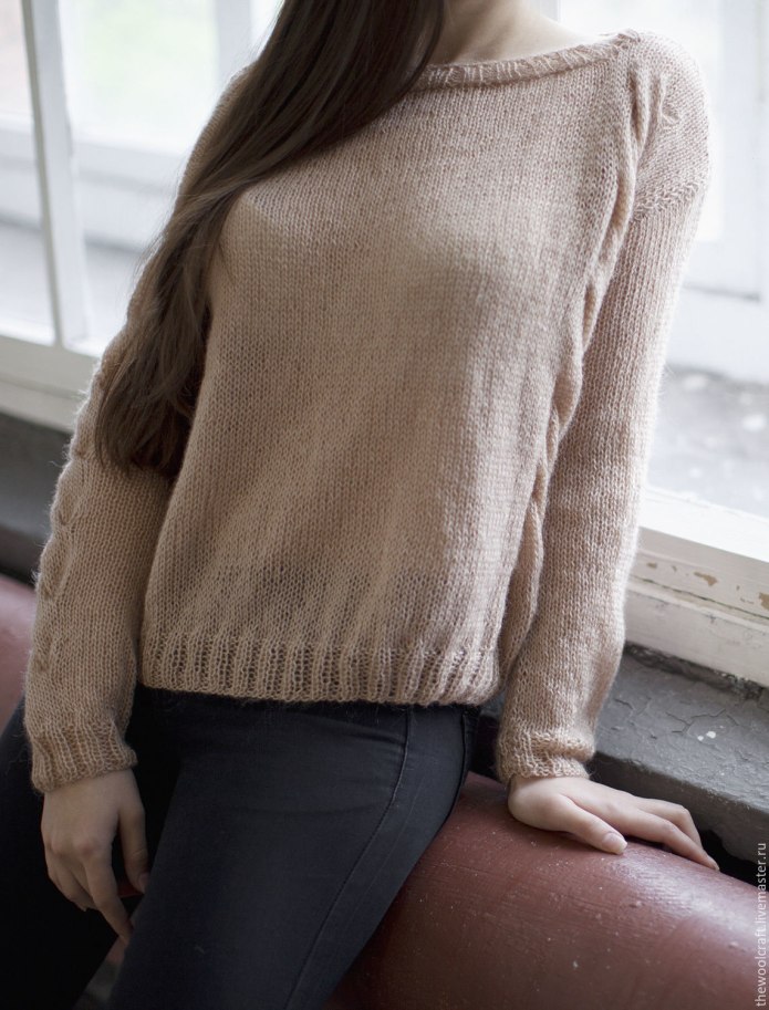 Бежевый свитер
