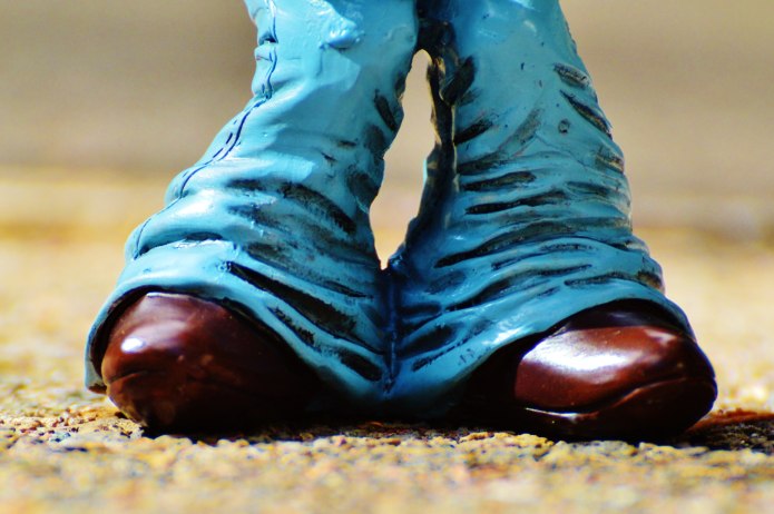 Ноги в длинных ботинках