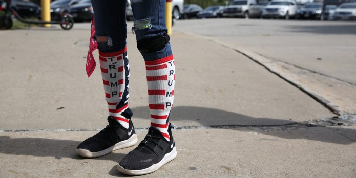 Цветные носки с короткими штанами