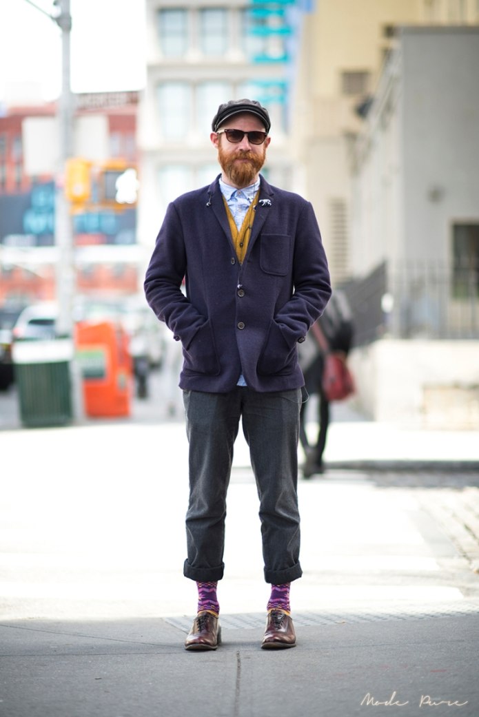 Мужчина в цветных носках