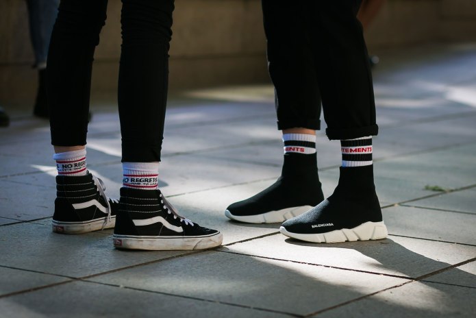 Шнурки заправлять в носки