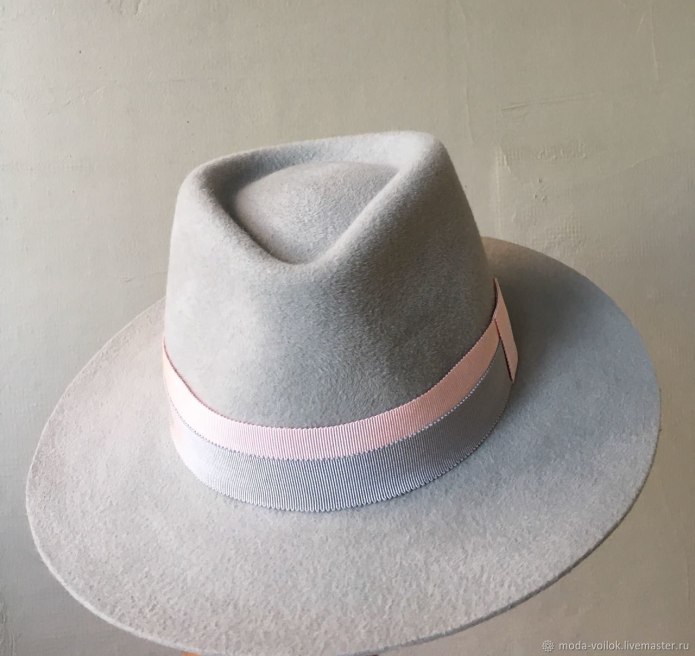 Красная фетровая шляпа